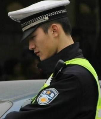 交警飛撲哥