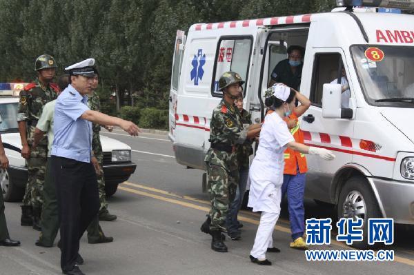 醫務人員將受傷民眾扶上救護車