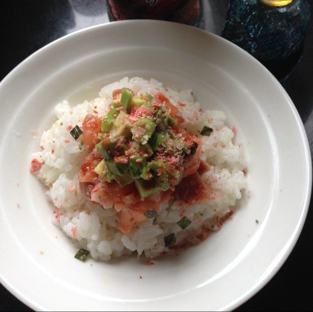 牛油果三文魚拌飯