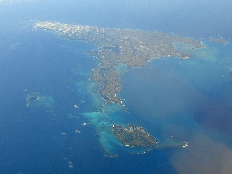 池間島與宮古島鳥瞰圖，下方為池間島