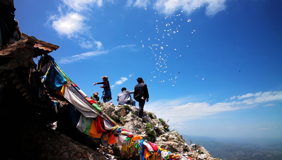 蓮花山主峰地帶藏民在撒五色風馬紙