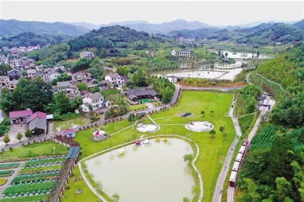 魯家村自然村(雲南省臨滄市鳳慶縣雪山鎮荒田村轄自然村)