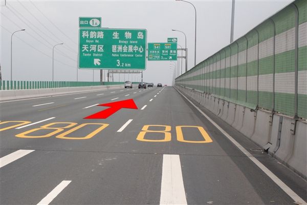 南沙港快速雖納入高速路網，但因未設應急車道，仍屬一級公路