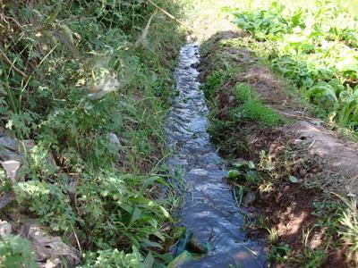 瓦登村灌溉水渠