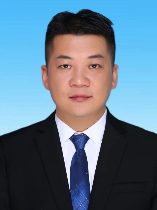 王宏偉(內蒙古自治區評論家協會第五屆主席團副主席、副秘書長)