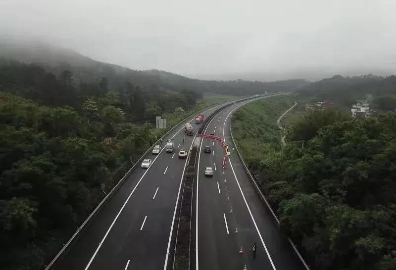 粵贛高速公路途經南嶺山區