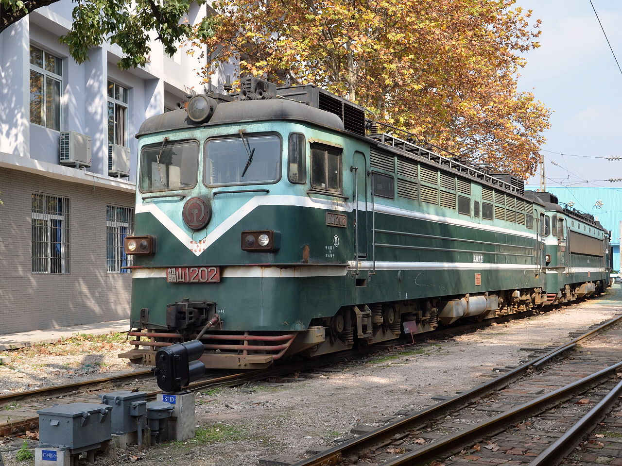 採用格柵式通風百葉窗的早期型韶山1型機車