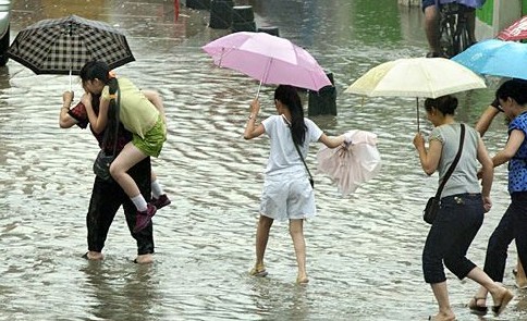 暴雨(torrential rain)