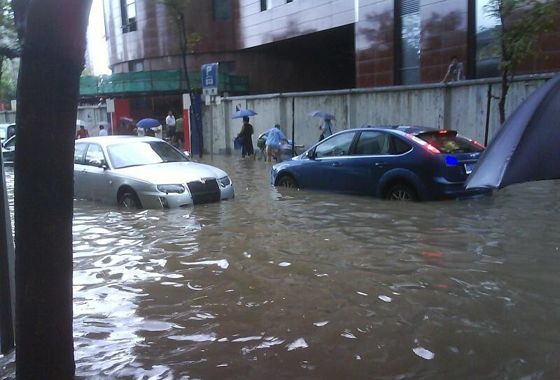 降雨導致路面嚴重積水