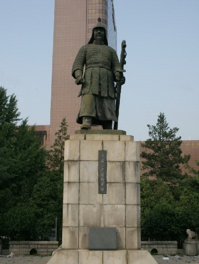 位於首爾西小門公園的尹瓘銅像