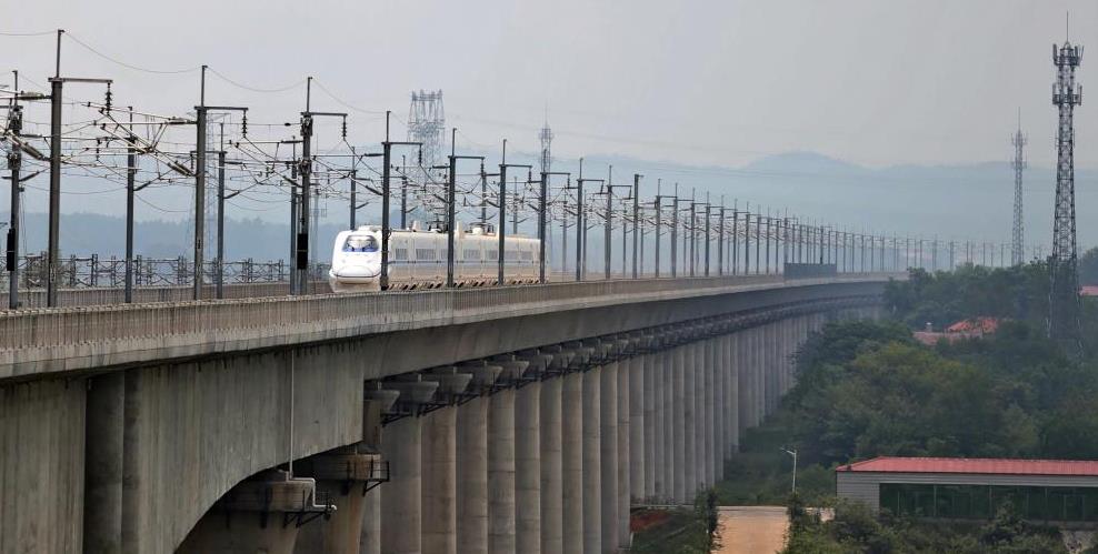 動車組駛過昌贛高鐵泰和贛江特大橋