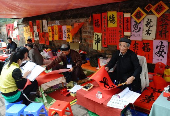 首都河內民眾選購對聯及漢字字帖