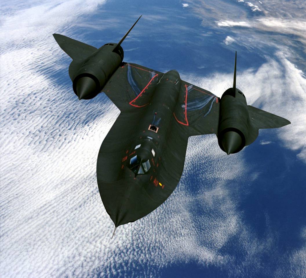 SR-71B飛越加州內華達山脈，這種教練型后座是凸起的教員艙