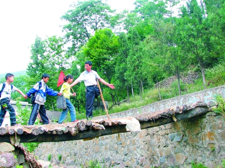 孫克會護送孩子過橋