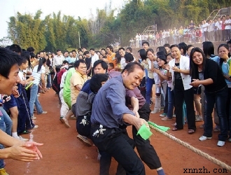 校運會上教師的拔河比賽