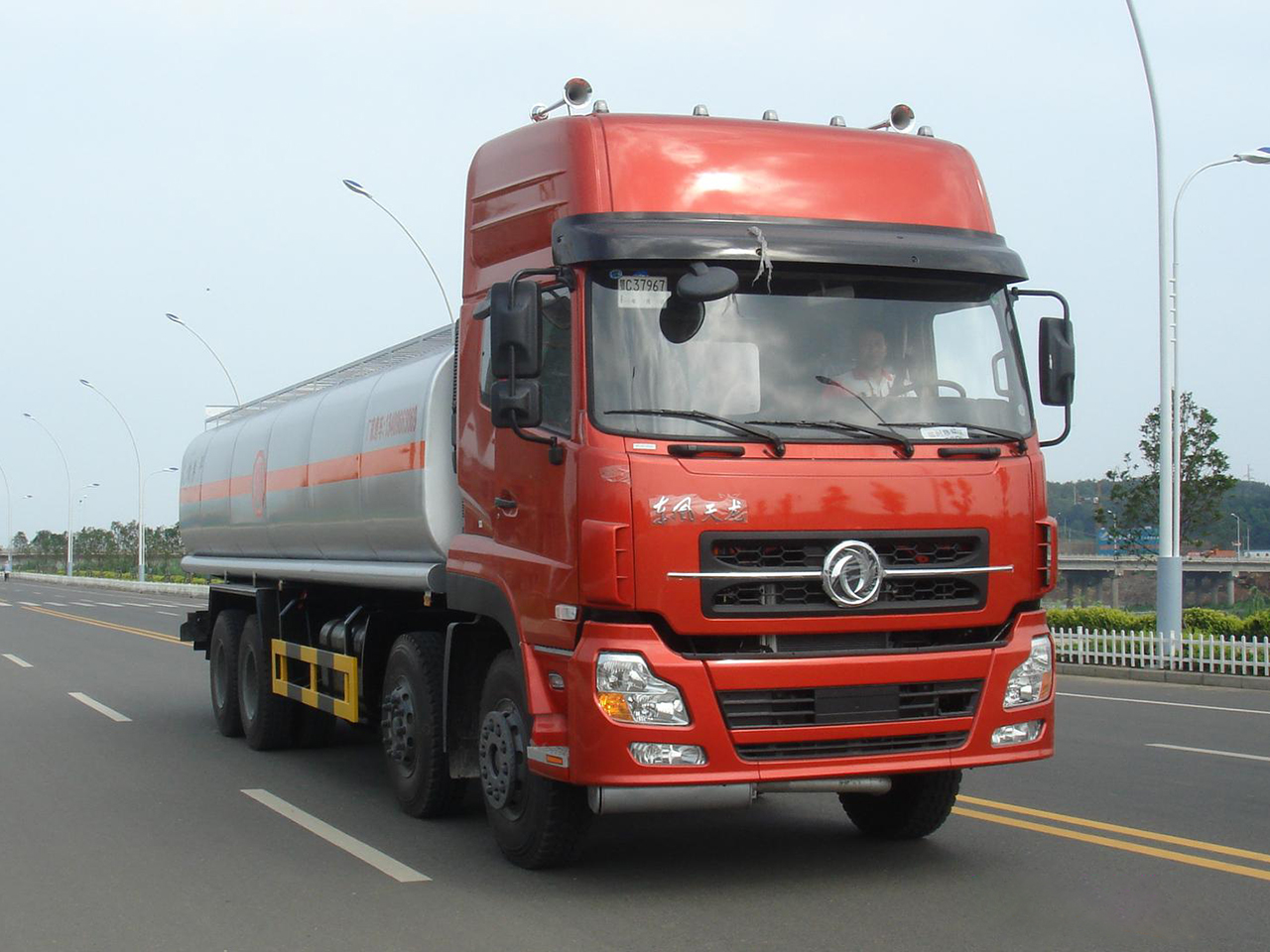 東風天龍前四後八運油車