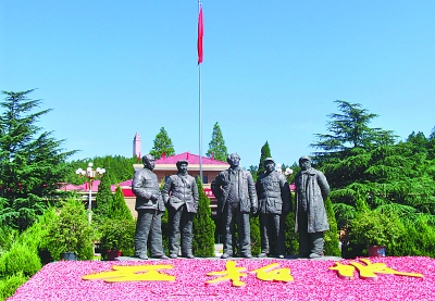 西柏坡紀念館前的五大書記銅鑄像