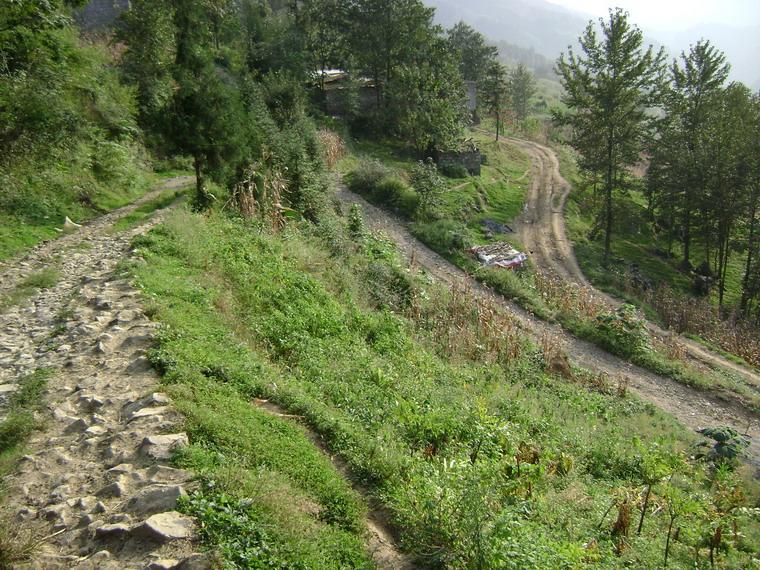 陡峭待平整的山路