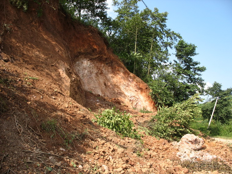 該村山體滑坡現象