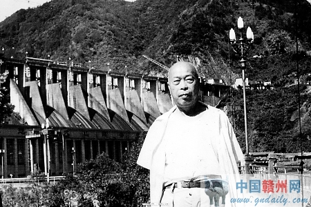 林文興1990年返鄉探親攝於興國長岡電站