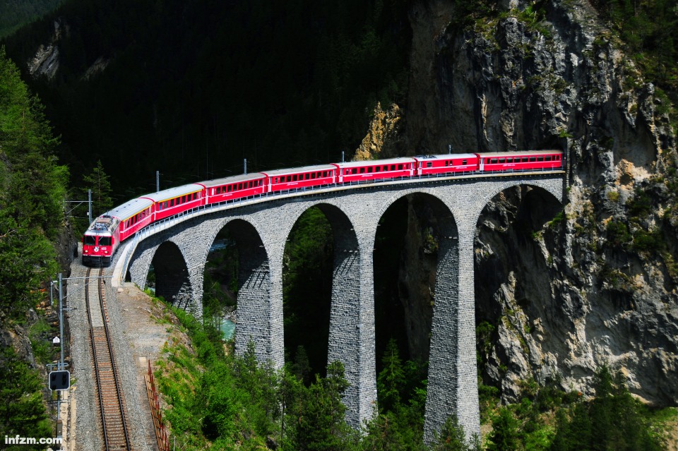 駛上蘭德瓦薩大橋的列車。