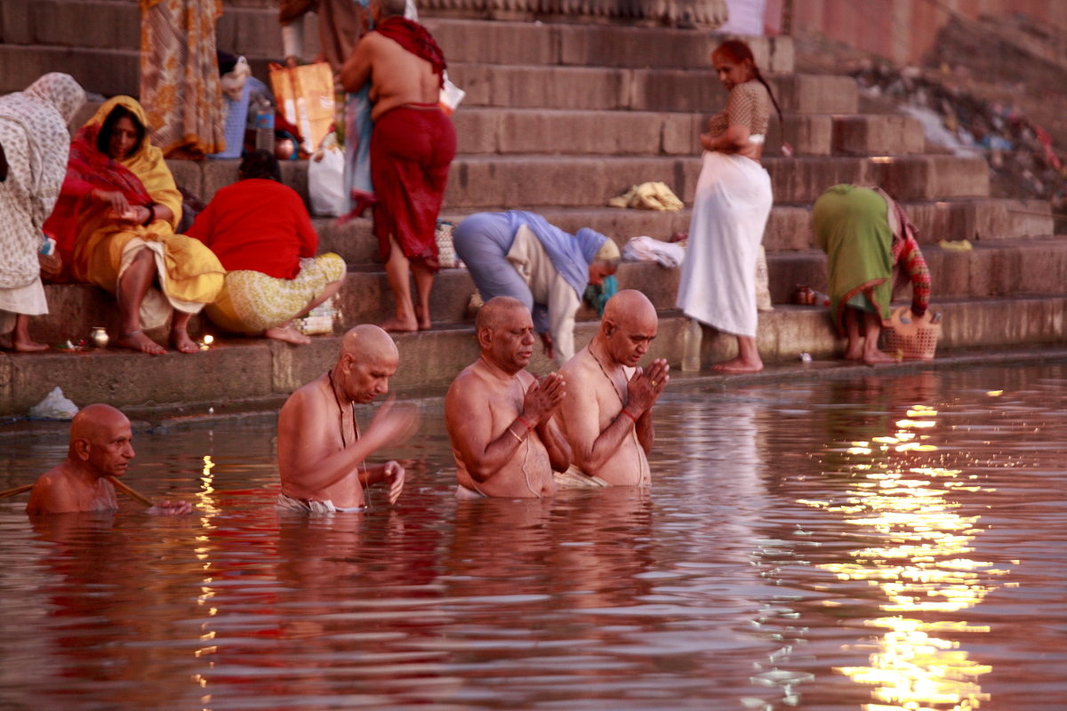 早晨在恆河中沐浴的印度人