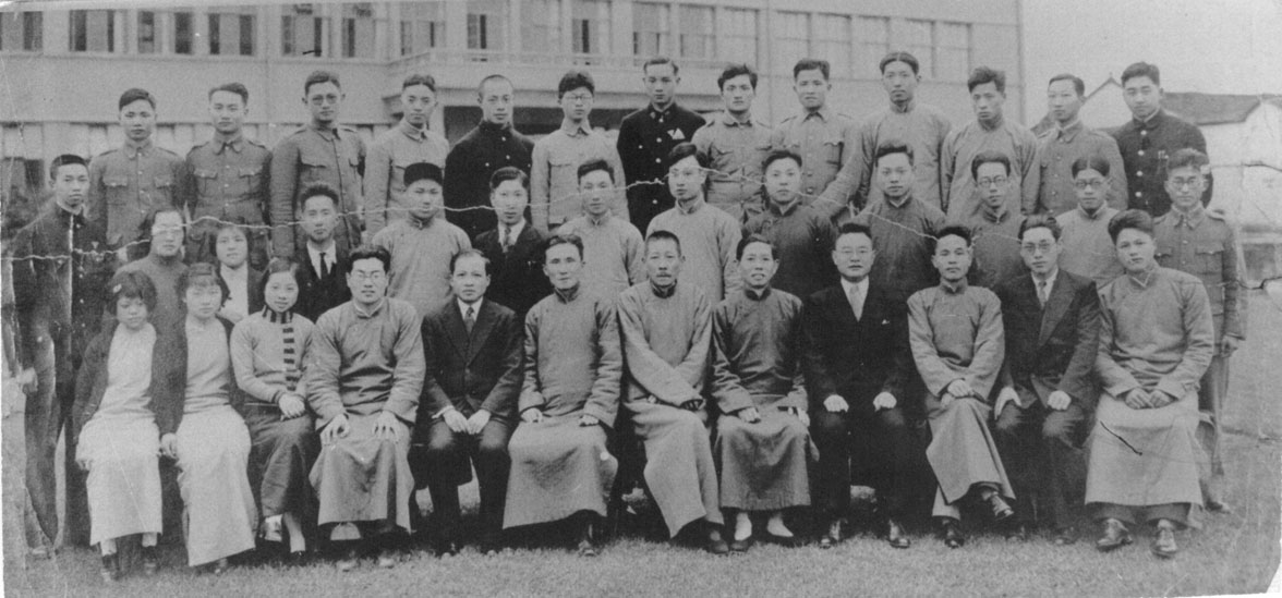 1937年數學系 後右六為楊從仁