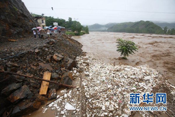 河南潭頭鎮湯營村伊河湯營大橋整體垮塌