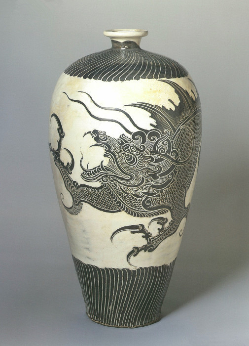 日本兵庫白鶴美術館收藏的宋代磁州窯白底黑釉龍紋剔花梅瓶