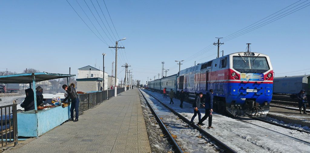 013Х次列車在阿克斗卡站準備加掛054Ц次列車