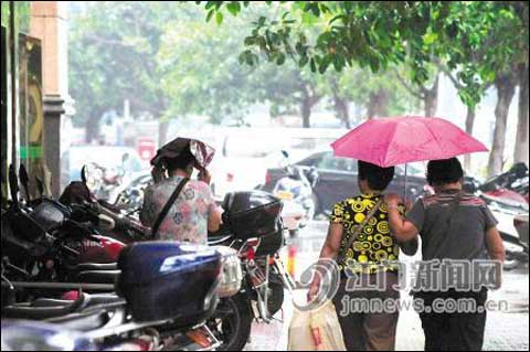 12日，“芭瑪”影響，廣東江門開始降雨