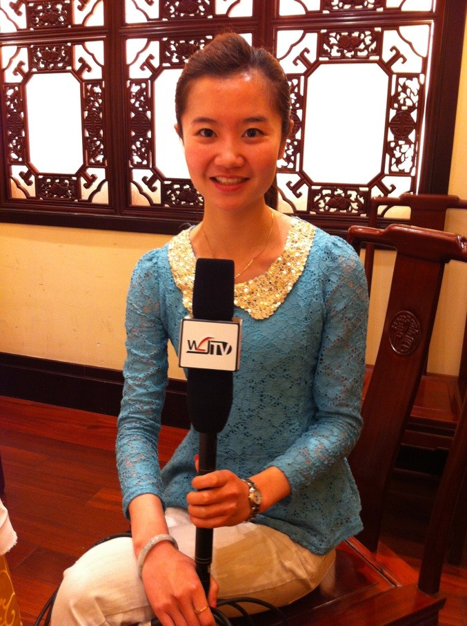 王霞在中國網路焦點台焦點美食榜欄目組