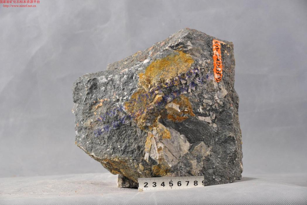 赤鐵礦化含礫火山岩