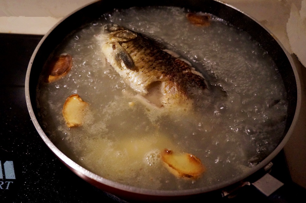 奶白蔬菜鯽魚湯