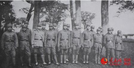 抗戰時期陳超凡(前排左五)與戰友們在一起