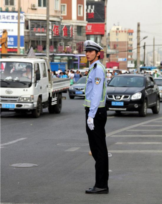 &quot;國內最高交警&quot;走紅 曾是職業籃球運動員