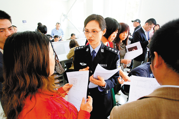 民警為辦證市民答疑解惑