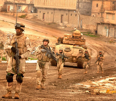 穿著防彈背心的美國陸軍士兵和裝甲步兵車