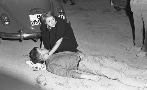 班諾歐·諾所格躺在一名婦女臂彎中
