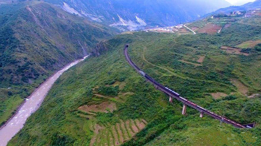 成昆鐵路列車穿越深山峽谷