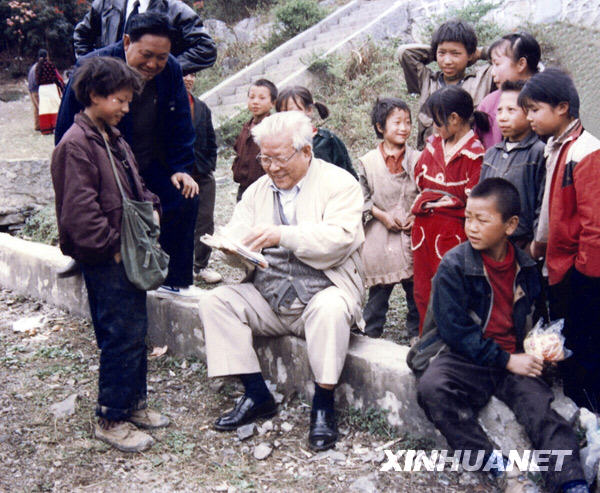 時任第八屆全國人大常委會副委員長的李錫銘