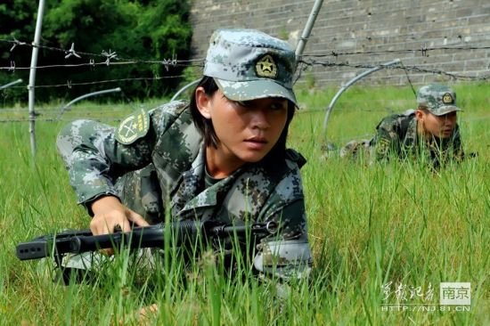 鄧霜(南京軍區女兵)