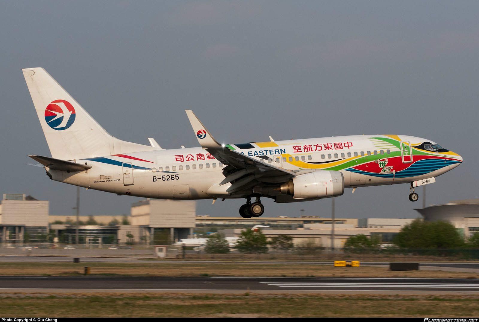 東航雲南B737-700（世博彩繪）客機