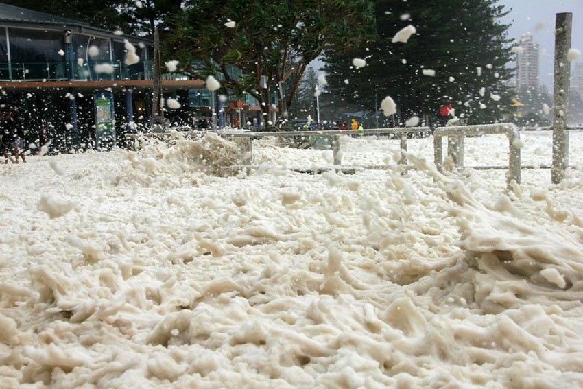 澳大利亞暴雨成災現海浪泡沫奇觀