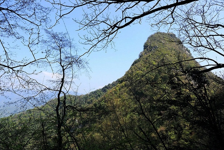 於觀音洞遠眺南天門