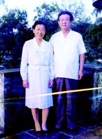 1984年張家駿與妻子張力新在廣州合影