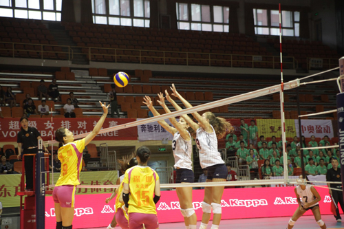 美國國奧隊3-0戰勝八一女排