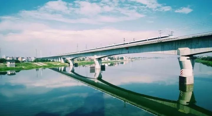 動車組列車駛過杭長高速鐵路金華江特大橋