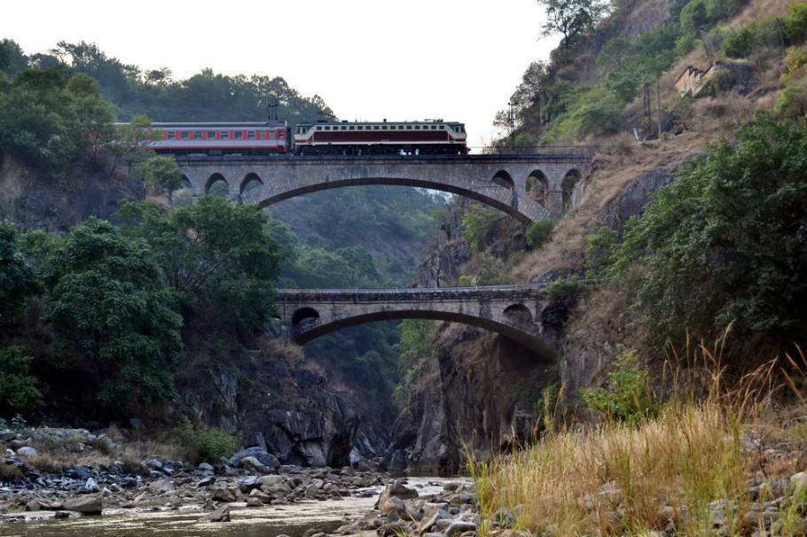 成昆鐵路錦川江石拱橋