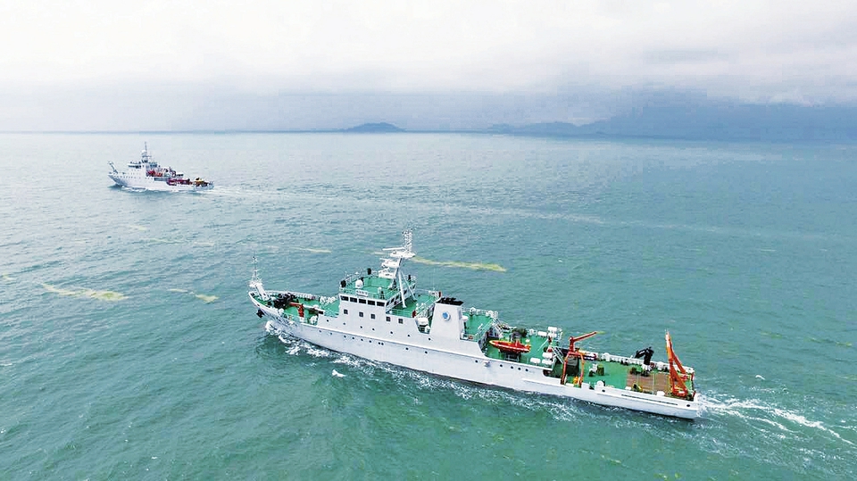 兩艘“向陽紅”船編隊起航赴黃海海試